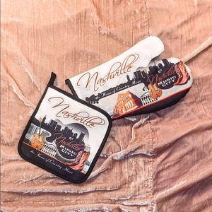 Brand new Nashville kitchen potholder set